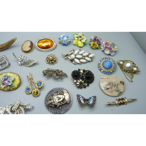 902 - Thirty costume brooches