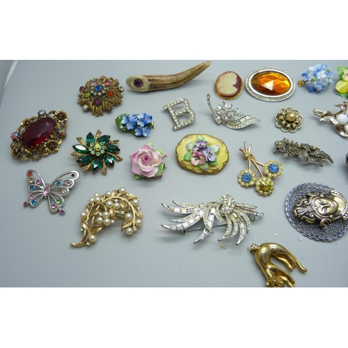 902 - Thirty costume brooches