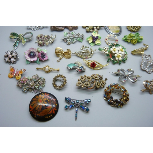 903 - Thirty costume brooches