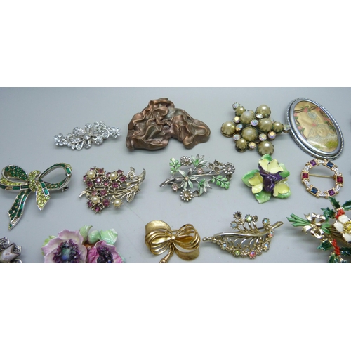 903 - Thirty costume brooches