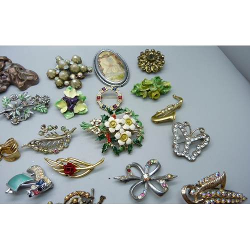 903 - Thirty costume brooches