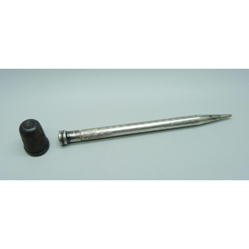 906 - A silver thimble, a/f, and a silver propelling pencil