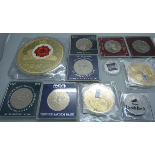 916 - A collection of commemorative and special issue coins, including four Kings oval gold plated coins s... 