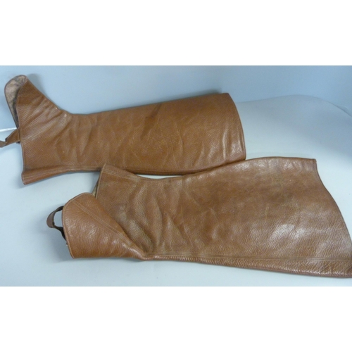 918 - A pair of early 20th Century leather gaiters and No.4 Mk2 bayonet for Lee Enfield