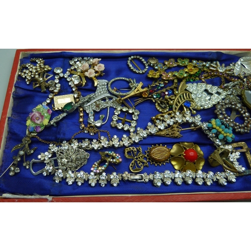 921 - A collection of vintage jewellery