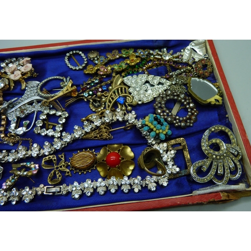 921 - A collection of vintage jewellery