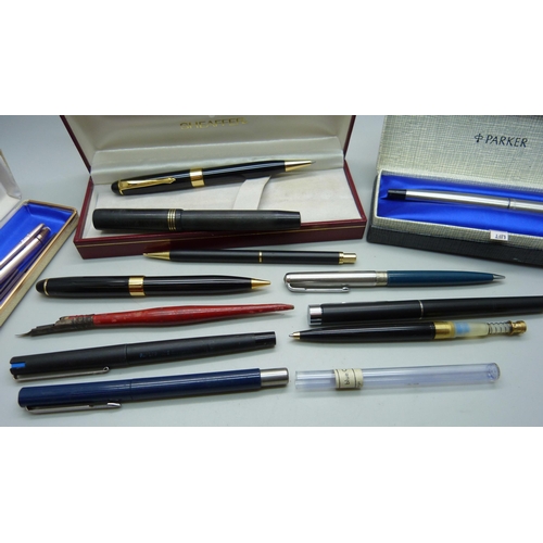 922 - A collection of pens/pencils, including Parker & Papermate, propelling pencils, etc.