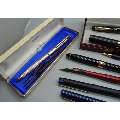 922 - A collection of pens/pencils, including Parker & Papermate, propelling pencils, etc.