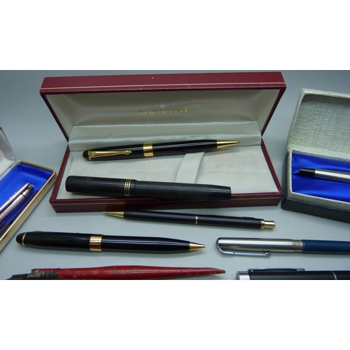 922 - A collection of pens/pencils, including Parker & Papermate, propelling pencils, etc.