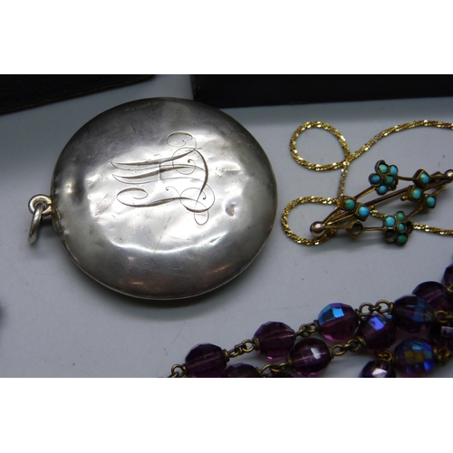 923 - A fine 9ct gold chain, a/f, a yellow metal pendant, a silver gilt chain, three silver brooches and o... 