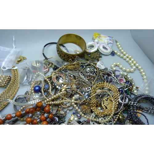 926 - A collection of costume  jewellery