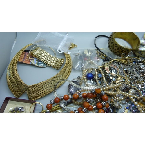 926 - A collection of costume  jewellery