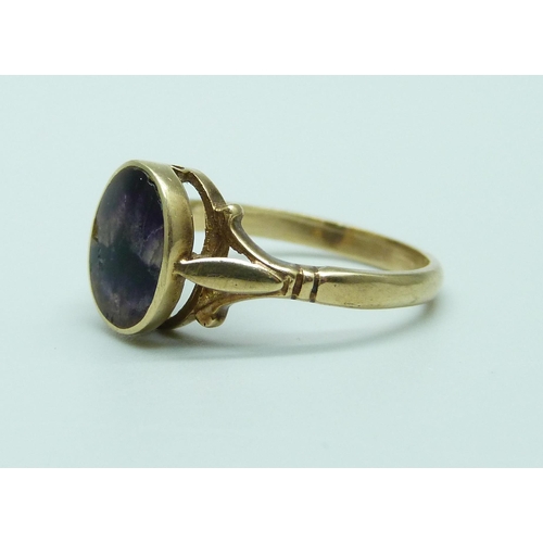 949 - A 9ct gold and Blue John ring, 3g, P