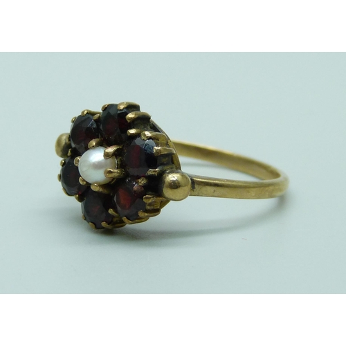 989 - A 9ct gold, garnet and pearl ring, 3.1g, Q