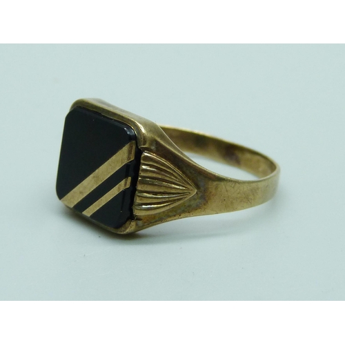 996 - A 9ct gold and onyx set signet ring, 2.8g, S