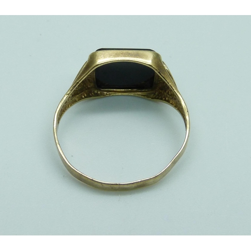 996 - A 9ct gold and onyx set signet ring, 2.8g, S