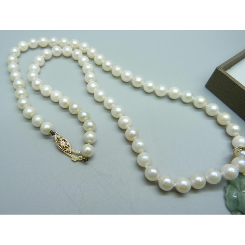 999 - A 9ct gold and crystal pendant and chain, (chain 2.1g) and a pearl necklace with jade pendant and 14... 