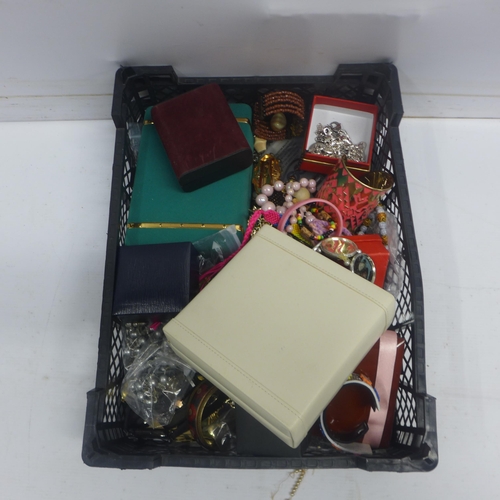 2087 - A tray of approximately 2kg of costume jewelry