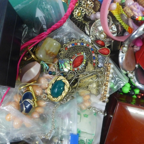 2087 - A tray of approximately 2kg of costume jewelry