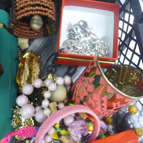 2087 - A tray of approximately 2kg of costume jewelry