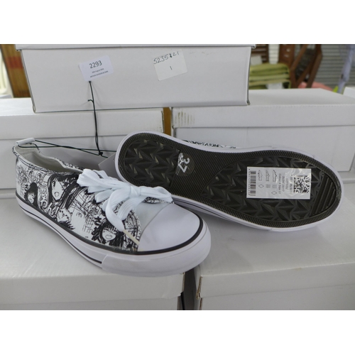 2293 - 24 pairs of size 4 Anime style canvas shoes in white