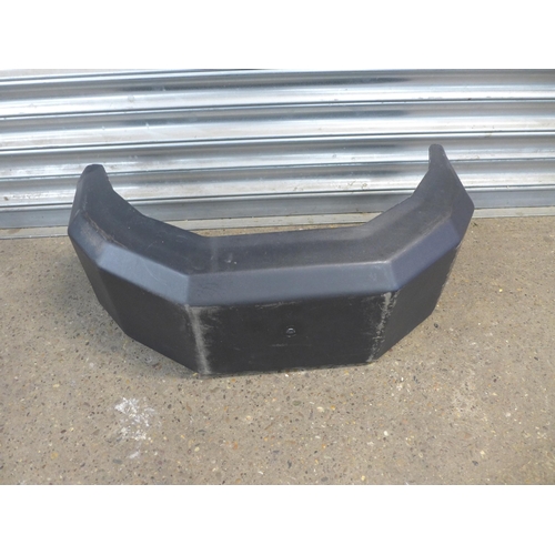 2322 - 3 mud guards and a trailer board