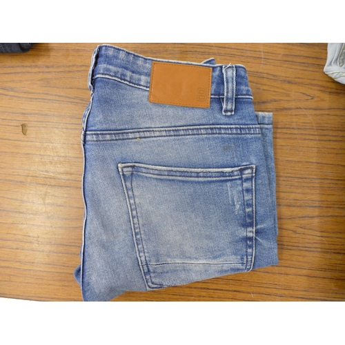 2338 - Approx. 30 pairs of jeans in assorted brands, styles and sizes