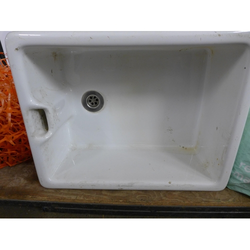 2345 - A Belfast style ceramic sink