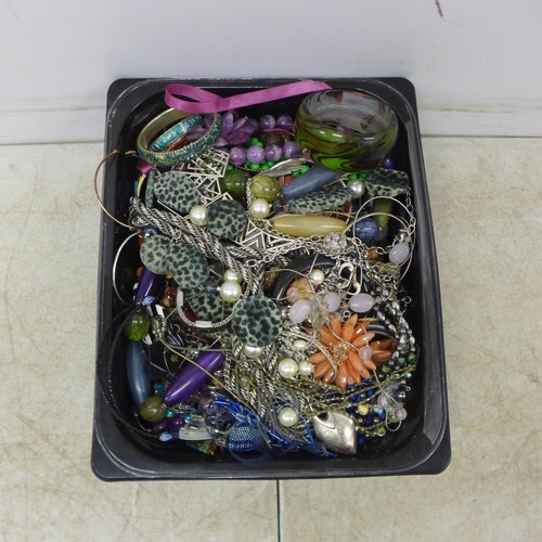 2060 - A large quantity of costume jewelry