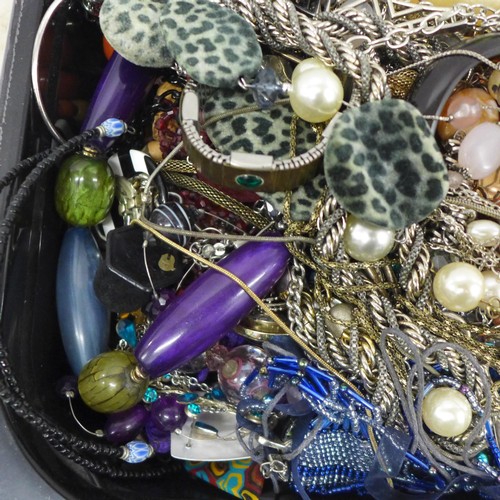 2060 - A large quantity of costume jewelry