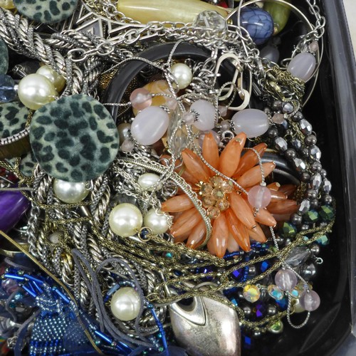 2060 - A large quantity of costume jewelry