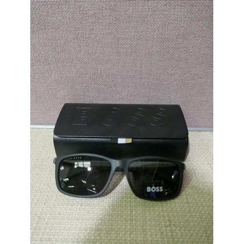 6090 - Boss Mens Clam Sunglasses With Case   (329-258)   * This lot is subject to vat