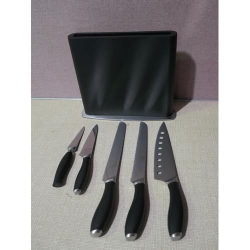 6095 - Circulon Knife set and block    (329-266)   * This lot is subject to vat