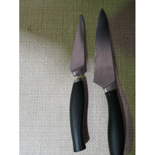 6095 - Circulon Knife set and block    (329-266)   * This lot is subject to vat