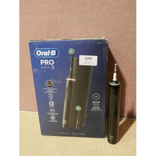 6096 - Oral-B Pro 3 Toothbrush    - This Lot Requires A Uk Adaptor(331-8)   * This Lot Is Subject To Vat