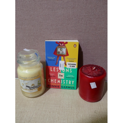 6097 - 2x Yankee Candle And Lessons In Chemistry Book- Core Damaged (331-2)   * This Lot Is Subject To Vat