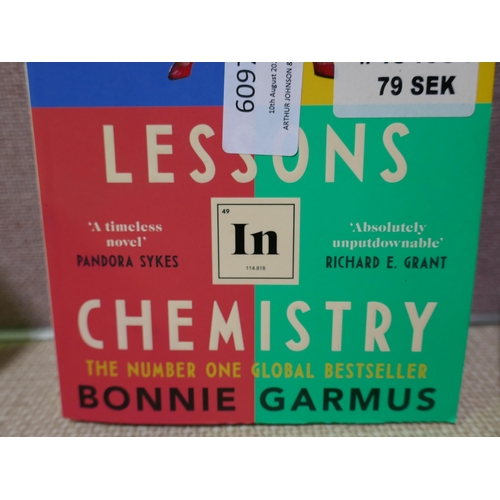 6097 - 2x Yankee Candle And Lessons In Chemistry Book- Core Damaged (331-2)   * This Lot Is Subject To Vat