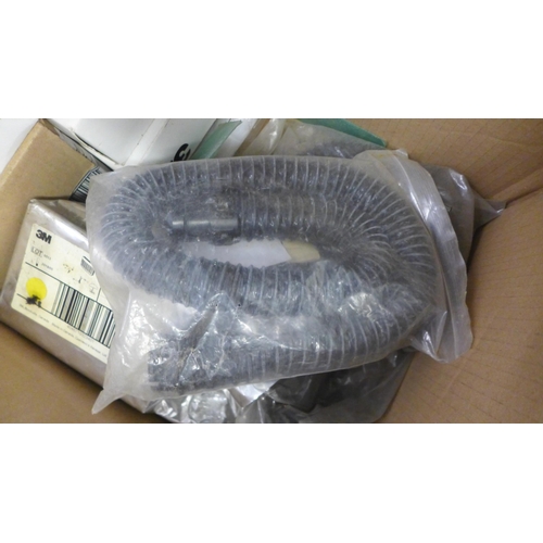 2014 - An 3M HT-628 air feed and filtered welding mask with two 3M Dust Master air packs, spare filters, We... 