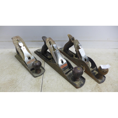 2035 - 3 wood planes - Stanley No. 5, Stanley No. 4 and a Record No. 010 rebate plane