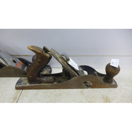 2035 - 3 wood planes - Stanley No. 5, Stanley No. 4 and a Record No. 010 rebate plane