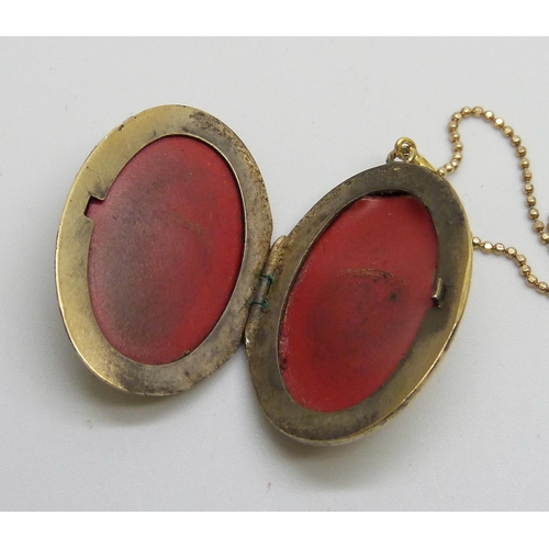 1006 - A silver gilt locket on a chain