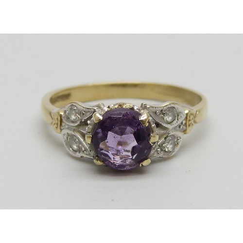 1016 - A 9ct gold amethyst and zircon ring, 2.4g, N