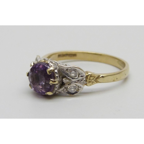 1016 - A 9ct gold amethyst and zircon ring, 2.4g, N