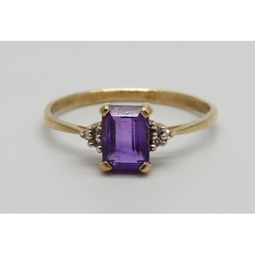 1017 - A 9ct gold and amethyst ring with diamond shoulders, 1.6g, R/S