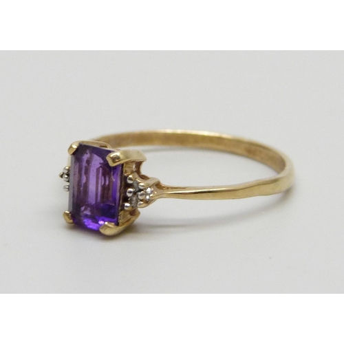 1017 - A 9ct gold and amethyst ring with diamond shoulders, 1.6g, R/S