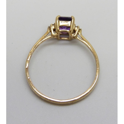 1017 - A 9ct gold and amethyst ring with diamond shoulders, 1.6g, R/S