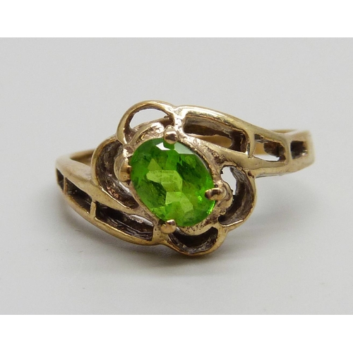 1021 - A yellow metal peridot solitaire ring, 3.5g, S