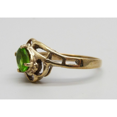 1021 - A yellow metal peridot solitaire ring, 3.5g, S