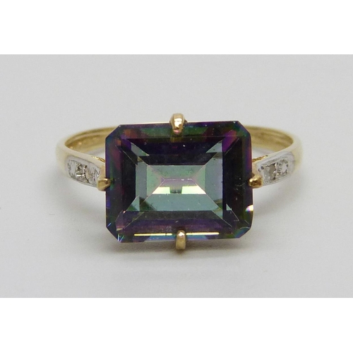 1022 - A 9ct gold ring with mystic topaz and diamond accents, 1.5g, O