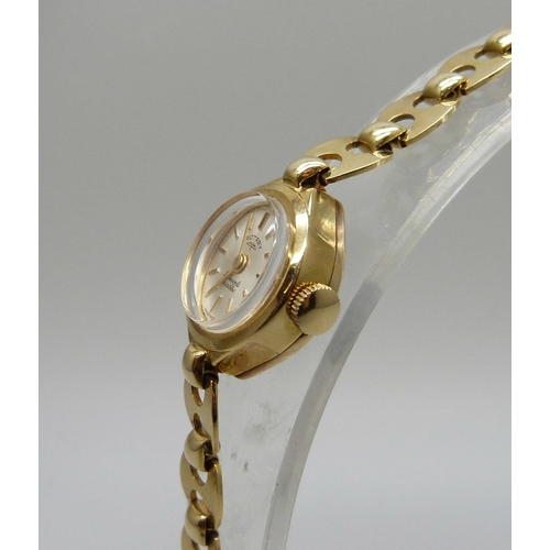 1023 - A lady's 9ct gold Rotary wristwatch on a 9ct gold Mariner link strap, 8.7g of gold